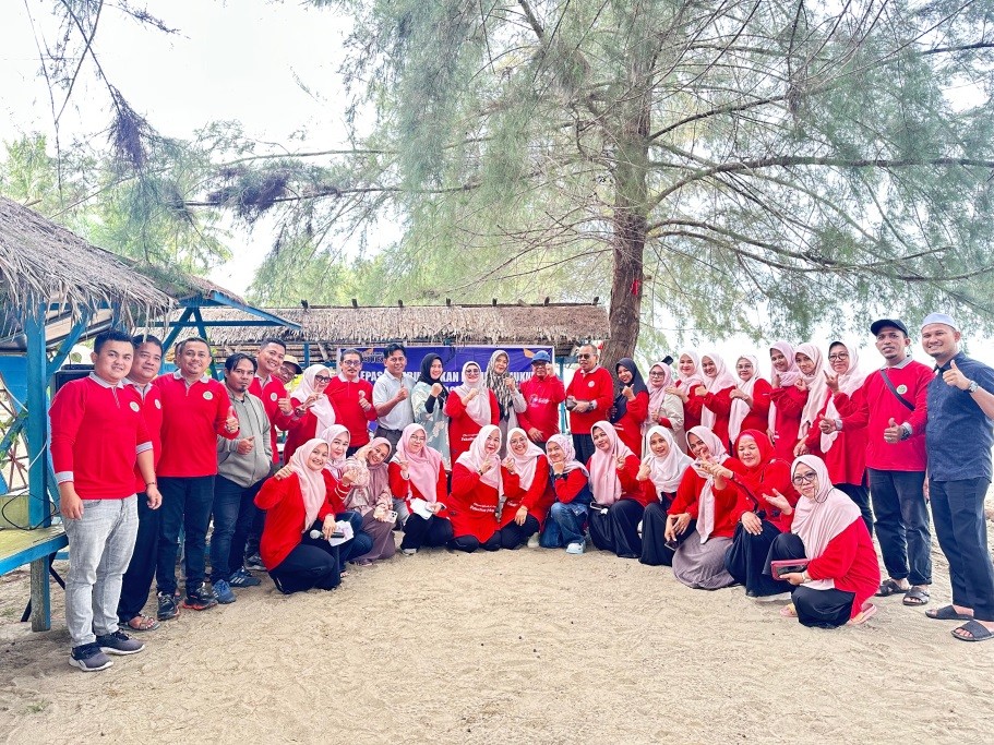 FH UNSAM Gelar Lepas Sambut Dekan Periode 2025–2029 dalam Suasana Kekeluargaan di Pantai Pelangi, Idi Aceh Timur